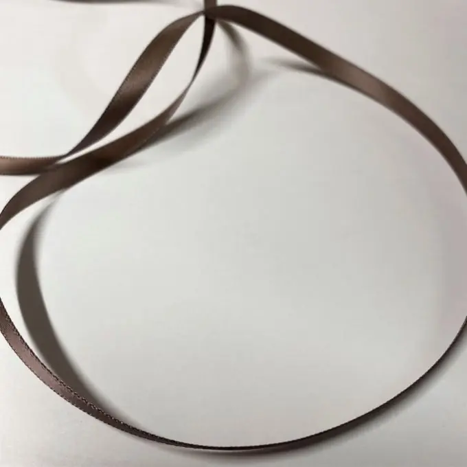 Doppelseitiges einfarbiges Satinband 6 mm in Taupe-Farbe Neue Ware