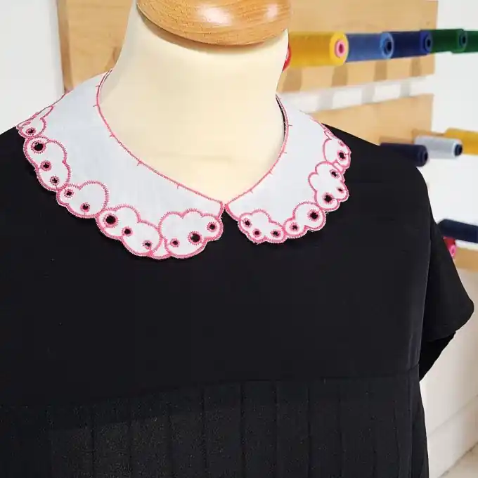 Schöner weißer Baumwollkragen mit rosa Wolkenstickerei – Accessoire für Kinderkleidung Jetzt Kaufen