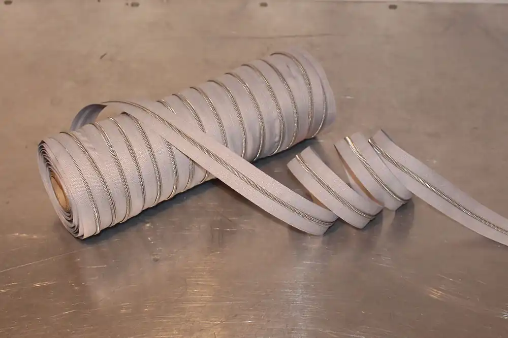 Reißverschluss metallisiert hellgrau/silber schmale Raupe Nur Heute