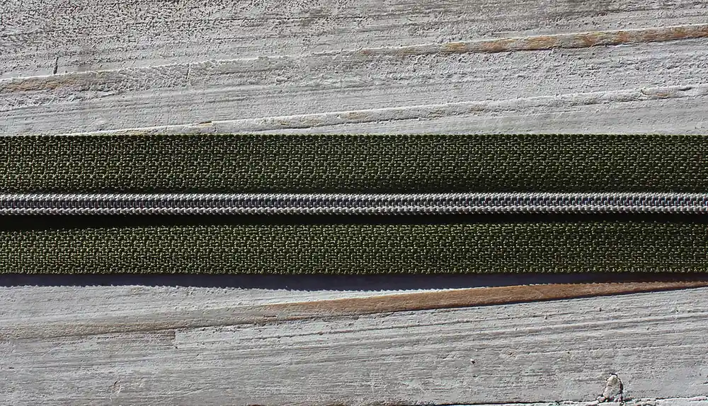 Reißverschluss metallisiert schmale Raupe moosgrün/silber Saisonangebot