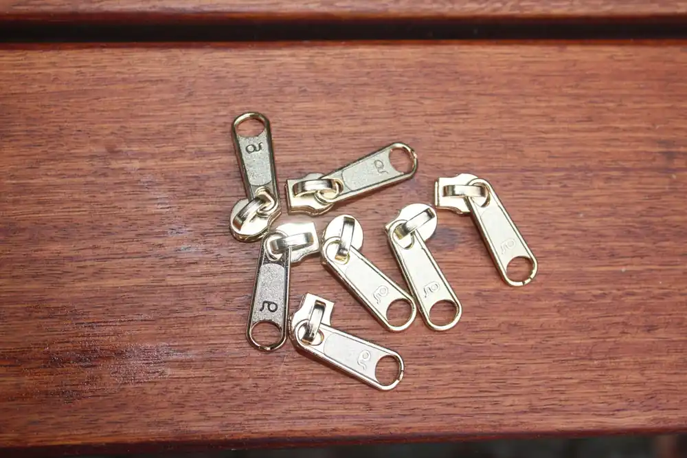 Bestseller Bügelschieber für metallisierte Reißverschlussmeterware breit eisgold