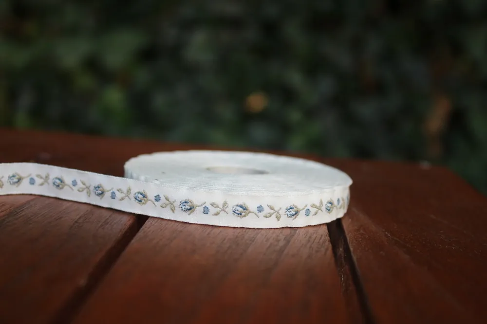 Markenware Webband Rosenknospe dunkelblau/natur