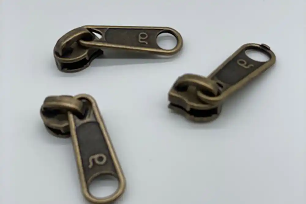 Expressversand Bügelschieber breit für metallisierte Reißverschlussmeterware messing-antik