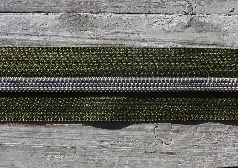 Abverkauf Reißverschluss metallisiert breite Raupe moosgrün