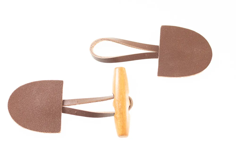 Expressversand Knebelknopf Verschluss Leder Holz Kirsch K-108-B