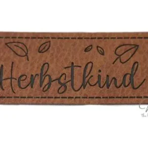 1 Stück - KuNSTLEDER LABEL - HERBSTKIND / HERBSTLIEBE - AUFNÄHER MIT VORGEDRUCKTER NÄHNAHT - 60mm x25mm Knallerangebot