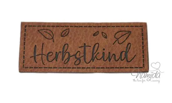 1 Stück – KuNSTLEDER LABEL – HERBSTKIND / HERBSTLIEBE – AUFNÄHER MIT VORGEDRUCKTER NÄHNAHT – 60mm x25mm Knallerangebot