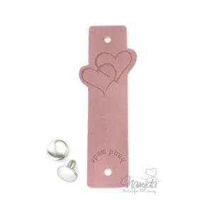 1 Stück - KNiCK MiCH KuNSTLEDER LABEL - HEARTS HAND MADE + VERNICKELTE NIETE Geld-Zurück-Garantie