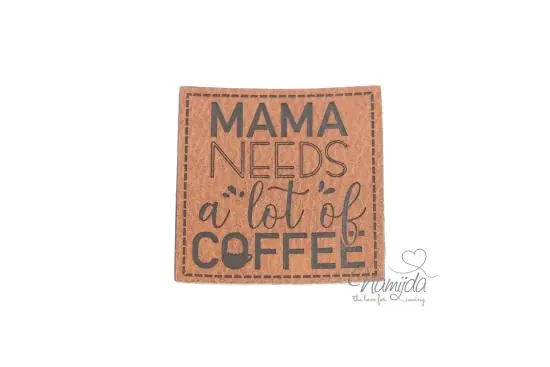 1 Stück – XL KuNSTLEDER LABEL MAMA NEEDS A lot of COFFEE – AUFNÄHER MIT VORGEDRUCKTER NÄHNAHT – 50mm x 50mm Schnäppchen