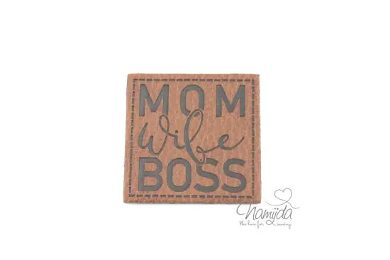 1 Stück – XL KuNSTLEDER LABEL MOM WIFE BOSS – AUFNÄHER MIT VORGEDRUCKTER NÄHNAHT – 40mm x 40mm Rabatt