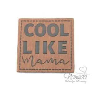 1 Stück - XL KuNSTLEDER LABEL COOL LIKE MAMA - AUFNÄHER MIT VORGEDRUCKTER NÄHNAHT - 40mm x 40mm Expressversand