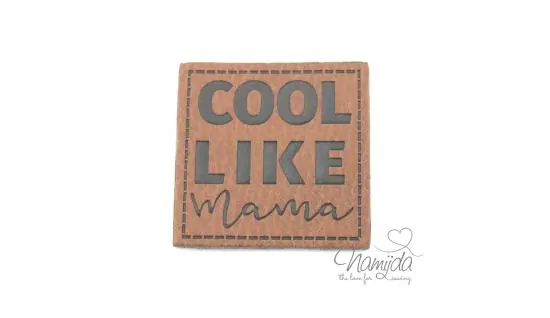 1 Stück – XL KuNSTLEDER LABEL COOL LIKE MAMA – AUFNÄHER MIT VORGEDRUCKTER NÄHNAHT – 40mm x 40mm Expressversand
