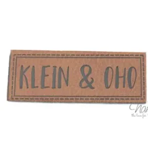 1 Stück - XL KuNSTLEDER LABEL KLEIN & OHO - AUFNÄHER MIT VORGEDRUCKTER NÄHNAHT - 60mm x 25mm Sonderaktion