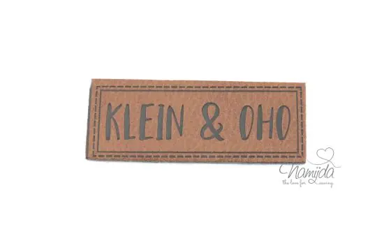 1 Stück – XL KuNSTLEDER LABEL KLEIN & OHO – AUFNÄHER MIT VORGEDRUCKTER NÄHNAHT – 60mm x 25mm Sonderaktion