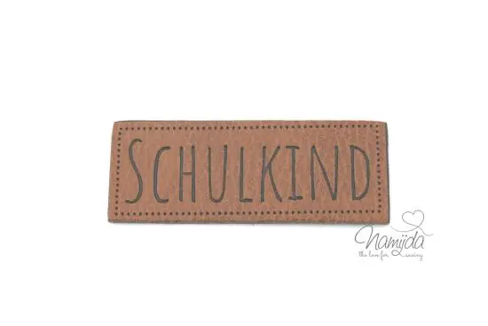 1 Stück – XL KuNSTLEDER LABEL SCHULKIND – AUFNÄHER MIT VORGEDRUCKTER NÄHNAHT – 60mm x 25mm Großhandel