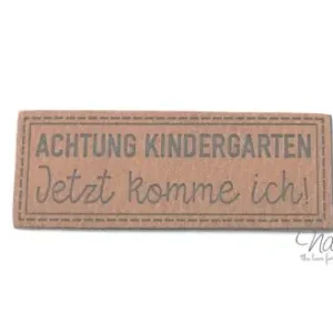 Ab Werk 1 Stück - XL KuNSTLEDER LABEL ACHTUNG KINDERGARTEN.. - AUFNÄHER MIT VORGEDRUCKTER NÄHNAHT - 60mm x 25mm