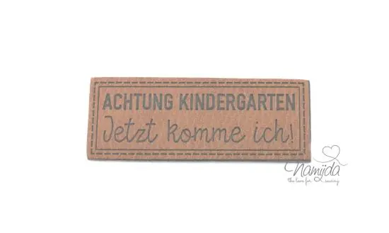 Ab Werk 1 Stück – XL KuNSTLEDER LABEL ACHTUNG KINDERGARTEN.. – AUFNÄHER MIT VORGEDRUCKTER NÄHNAHT – 60mm x 25mm