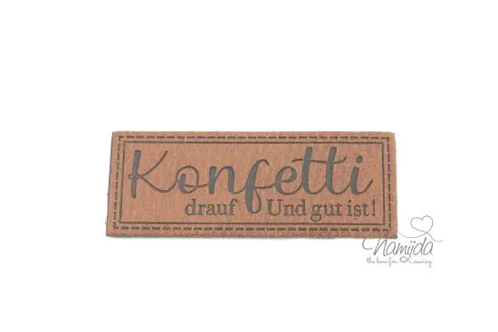 Billig 1 Stück – XL KuNSTLEDER LABEL KONFETTI DRAUF UND GUT IST! – AUFNÄHER MIT VORGEDRUCKTER NÄHNAHT – 60mm x 25mm