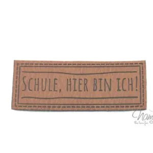 Neuheit 1 Stück - XL KuNSTLEDER LABEL SCHULE; HIER BIN ICH! - AUFNÄHER MIT VORGEDRUCKTER NÄHNAHT - 60mm x 25mm