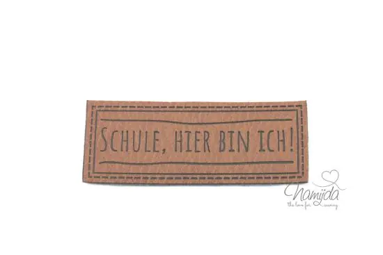 Neuheit 1 Stück – XL KuNSTLEDER LABEL SCHULE; HIER BIN ICH! – AUFNÄHER MIT VORGEDRUCKTER NÄHNAHT – 60mm x 25mm