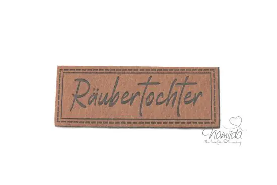 1 Stück – XL KuNSTLEDER LABEL RÄUBERTOCHTER – AUFNÄHER MIT VORGEDRUCKTER NÄHNAHT – 60mm x 25mm Jetzt Zugreifen