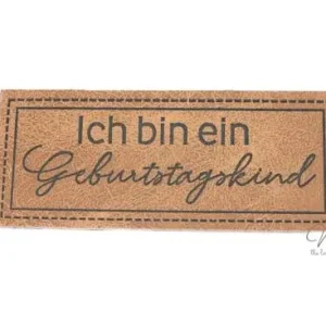 Mega-Angebot 1 Stück - XL KuNSTLEDER LABEL ICH BIN EIN Geburtstagskind - AUFNÄHER MIT VORGEDRUCKTER NÄHNAHT - 60mm x 25mm