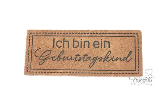 Mega-Angebot 1 Stück – XL KuNSTLEDER LABEL ICH BIN EIN Geburtstagskind – AUFNÄHER MIT VORGEDRUCKTER NÄHNAHT – 60mm x 25mm