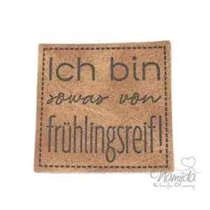 1 Stück - XL KuNSTLEDER LABEL ICH BIN sowas von frühlings...- AUFNÄHER MIT VORGEDRUCKTER NÄHNAHT - 40mm x 40mm Solange Der Vorrat Reicht
