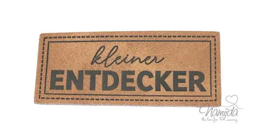 Top-Qualität 1 Stück – XL KuNSTLEDER LABEL kleiner ENTDECKER – AUFNÄHER MIT VORGEDRUCKTER NÄHNAHT – 60mm x 25mm