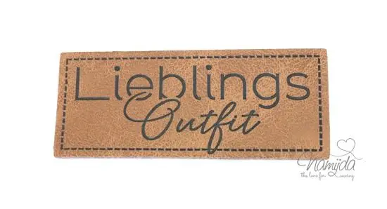 1 Stück – XL KuNSTLEDER LABEL LIEBLINGS OUTFIT – AUFNÄHER MIT VORGEDRUCKTER NÄHNAHT – 60mm x 25mm Geld-Zurück-Garantie