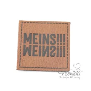 1 Stück - XL KuNSTLEDER LABEL MEINS!!! AUFNÄHER MIT VORGEDRUCKTER NÄHNAHT - 40mm x 40mm Mega-Angebot