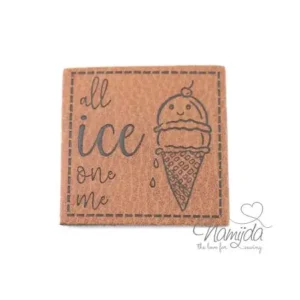 Markenprodukt 1 Stück - XL KuNSTLEDER LABEL ALL ICE ON ME - AUFNÄHER MIT VORGEDRUCKTER NÄHNAHT - 40mm x 40mm