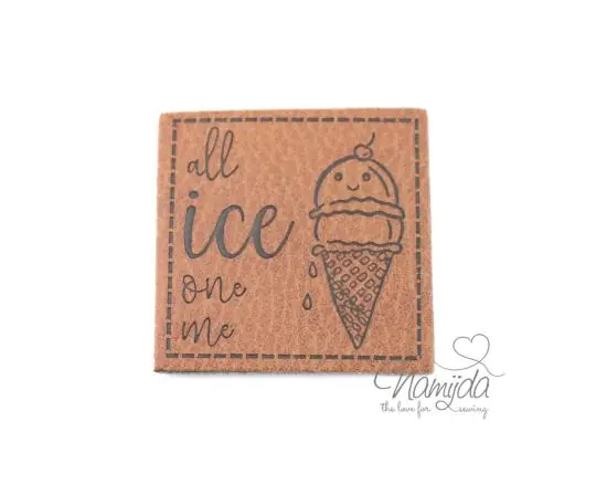 Markenprodukt 1 Stück – XL KuNSTLEDER LABEL ALL ICE ON ME – AUFNÄHER MIT VORGEDRUCKTER NÄHNAHT – 40mm x 40mm