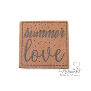 1 Stück - XL KuNSTLEDER LABEL SUMMER LOVE - AUFNÄHER MIT VORGEDRUCKTER NÄHNAHT - 40mm x 40mm Direkt Vom Hersteller