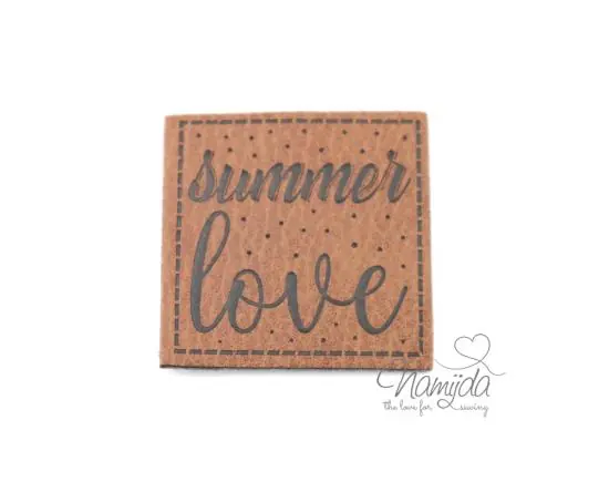 1 Stück – XL KuNSTLEDER LABEL SUMMER LOVE – AUFNÄHER MIT VORGEDRUCKTER NÄHNAHT – 40mm x 40mm Direkt Vom Hersteller