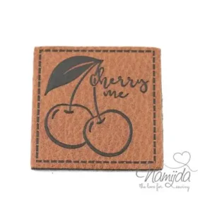 Nur Für Kurze Zeit 1 Stück - XL KuNSTLEDER LABEL CHERRY ME KIRSCHE AUFNÄHER MIT VORGEDRUCKTER NÄHNAHT - 40mm x 40mm