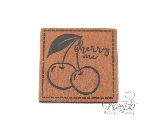 Nur Für Kurze Zeit 1 Stück – XL KuNSTLEDER LABEL CHERRY ME KIRSCHE AUFNÄHER MIT VORGEDRUCKTER NÄHNAHT – 40mm x 40mm
