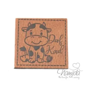 1 Stück - XL KuNSTLEDER LABEL DORF KIND - AUFNÄHER MIT VORGEDRUCKTER NÄHNAHT - 40mm x 40mm Top-Preis