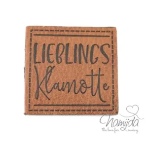 1 Stück - XL KuNSTLEDER LABEL LIEBLINGS KLAMOTTE - AUFNÄHER MIT VORGEDRUCKTER NÄHNAHT - 40mm x 40mm Neu Im Sortiment