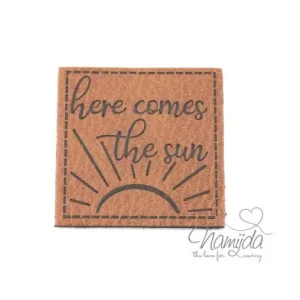 1 Stück - XL KuNSTLEDER LABEL HERE COMES THE SUN - AUFNÄHER MIT VORGEDRUCKTER NÄHNAHT - 40mm x 40mm Nur Heute