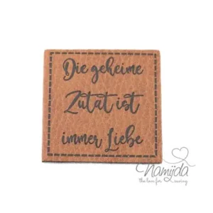 1 Stück - XL KuNSTLEDER LABEL DIE GEHEIME ZUTAT IST IMMER LIEBE - AUFNÄHER MIT VORGEDRUCKTER NÄHNAHT - 40mm x 40mm Jetzt Zugreifen