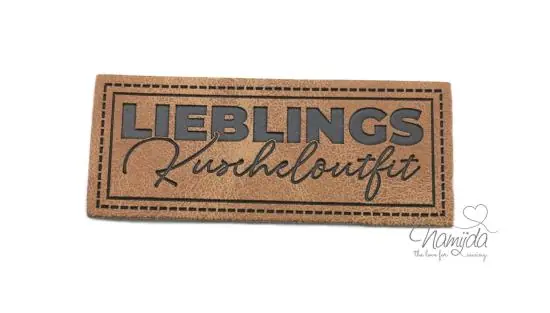 Bestseller 1 Stück – KuNSTLEDER LABEL – LIEBLINGS Kuscheloutfit – AUFNÄHER MIT VORGEDRUCKTER NÄHNAHT – 25mm x 60mm
