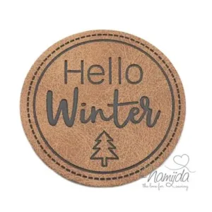 1 Stück - KuNSTLEDER LABEL - Hello Winter - AUFNÄHER MIT VORGEDRUCKTER NÄHNAHT - 45mm Limited Edition