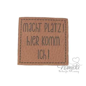 Online Kaufen 1 Stück - KuNSTLEDER LABEL - MACHT PLATZ! - AUFNÄHER MIT VORGEDRUCKTER NÄHNAHT - 40mm x 40mm