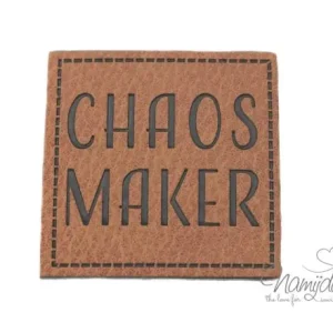 1 Stück - KuNSTLEDER LABEL - CHAOS MAKER - AUFNÄHER MIT VORGEDRUCKTER NÄHNAHT - 45mm x 45mm Weltweiter Versand