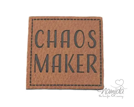 1 Stück – KuNSTLEDER LABEL – CHAOS MAKER – AUFNÄHER MIT VORGEDRUCKTER NÄHNAHT – 45mm x 45mm Weltweiter Versand
