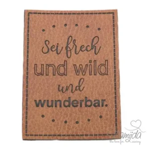 1 Stück - KuNSTLEDER LABEL - Sei frech und wild... - AUFNÄHER MIT VORGEDRUCKTER NÄHNAHT - 50mm x 70mm Abverkauf