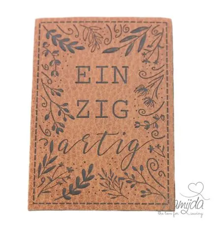 Saisonangebot 1 Stück – KuNSTLEDER LABEL – EINZIGartig – AUFNÄHER MIT VORGEDRUCKTER NÄHNAHT – 50mm x 70mm