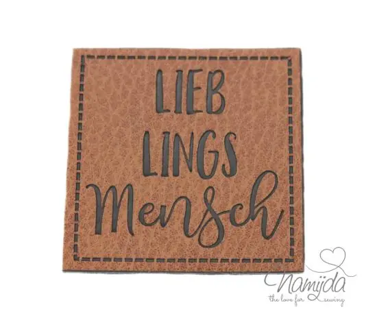 Günstig 1 Stück – KuNSTLEDER LABEL – LIEBLINGSMENSCH – AUFNÄHER MIT VORGEDRUCKTER NÄHNAHT – 45mm x 45mm