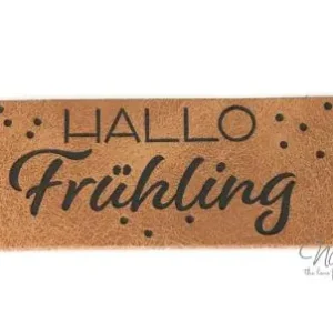 Finale Aktion 1 Stück - XL KuNSTLEDER LABEL HALLO FRÜHLING - AUFNÄHER MIT VORGEDRUCKTER NÄHNAHT - 60mm x 25mm
